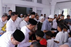 Mualem Dan Tarmizi Berbagi Kebahagiaan Bersama Ratusan Anak Yatim Di Aceh Barat