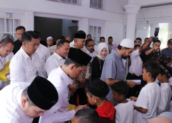 Mualem Dan Tarmizi Berbagi Kebahagiaan Bersama Ratusan Anak Yatim Di Aceh Barat