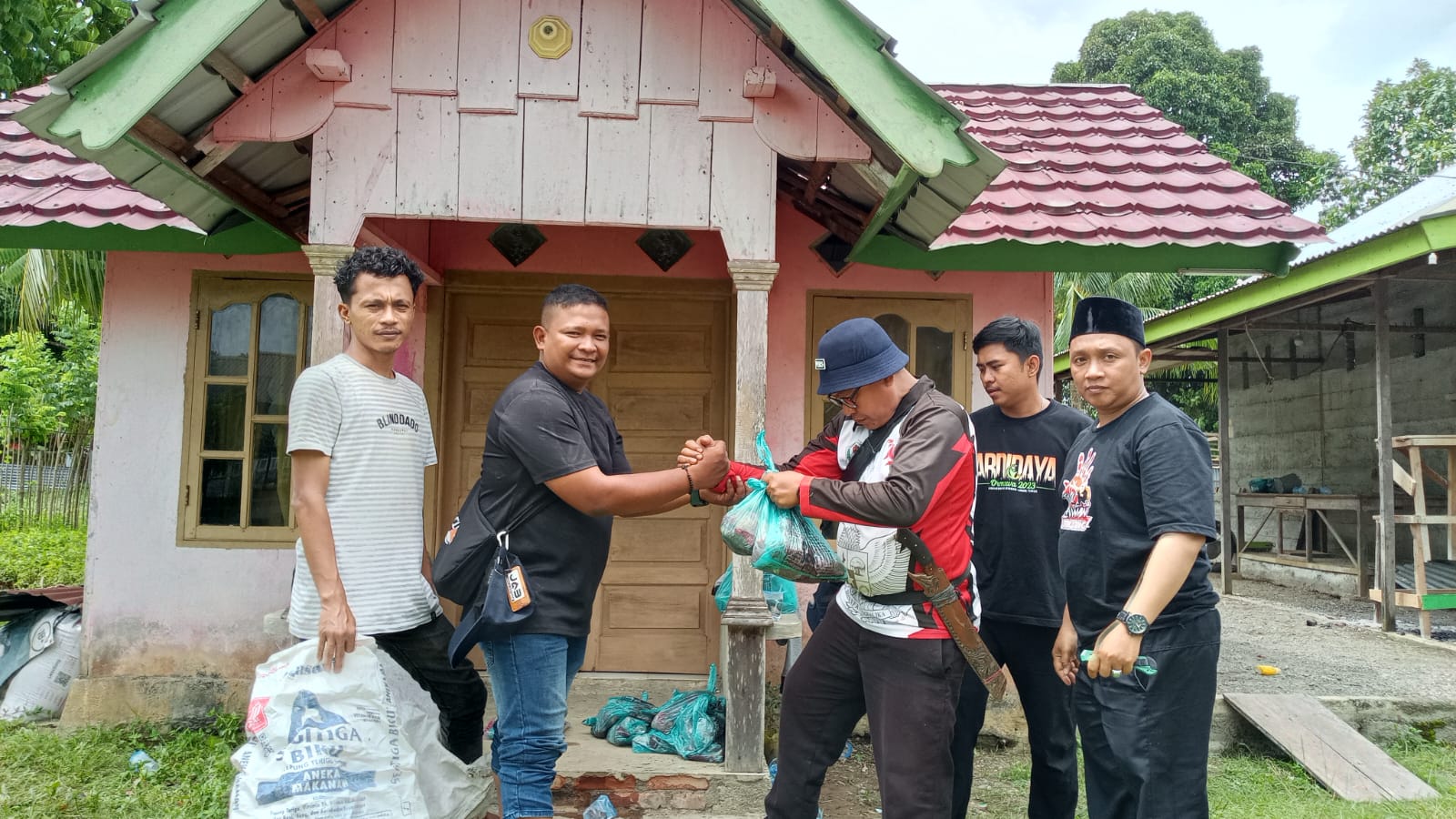 IMG-20250607-WA0032 PWI Aceh Barat Sembelih Hewan Kurban untuk Wartawan
