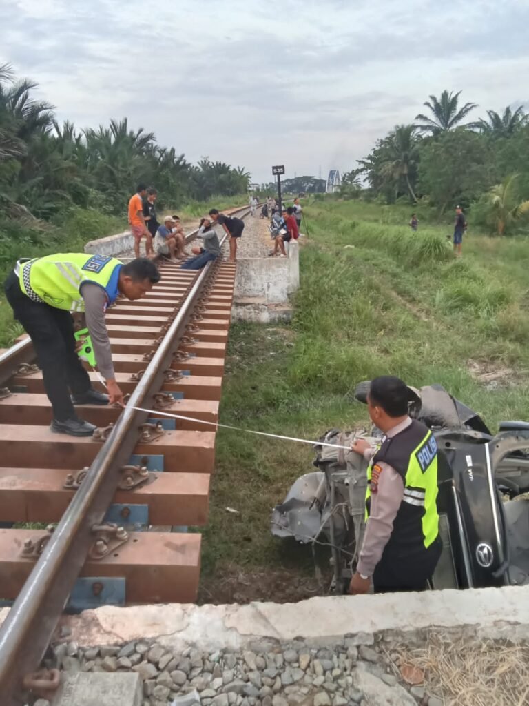 Minibus Ditabrak Kereta Api, Dua Warga Deli Serdang Tewas di Tempat