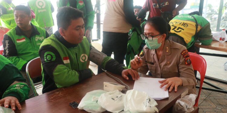 Ratusan Pengemudi Ojek Online Jalani Pemeriksaan Kesehatan Gratis di RS Bhayangkara