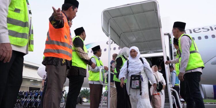 Jemaah Haji Kloter 1 Asal Padangsidimpuan Tiba di Tanah Air