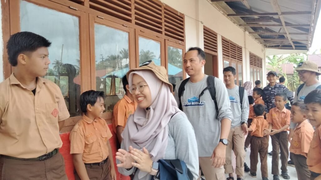 Bank Indonesia Kunjungi Sekolah Pulau Siumat 