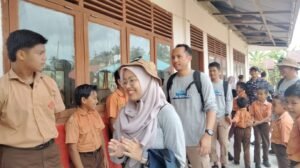 Bank Indonesia Kunjungi Sekolah Pulau Siumat 