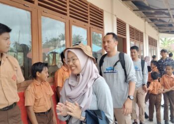 Bank Indonesia Kunjungi Sekolah Pulau Siumat 