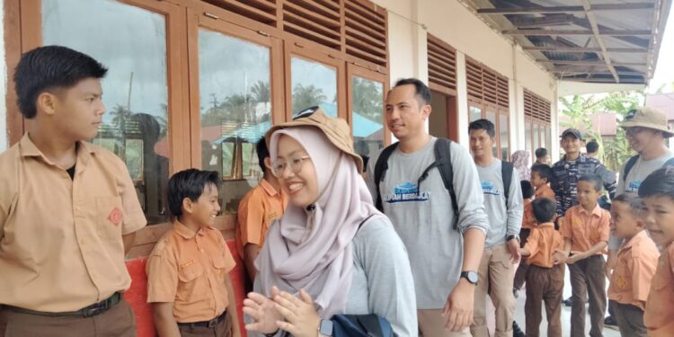 Bank Indonesia Kunjungi Sekolah Pulau Siumat 