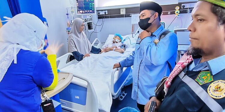 Jelang Kepulangan, Petugas Kloter 9 KNO Jenguk Jemaah yang Sakit