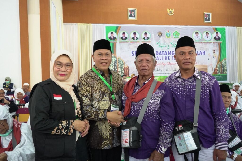 Ketua PPIH dan Wabup Madina Sambut Kedatangan Jemaah Haji Kloter 5 Debarkasi Medan
