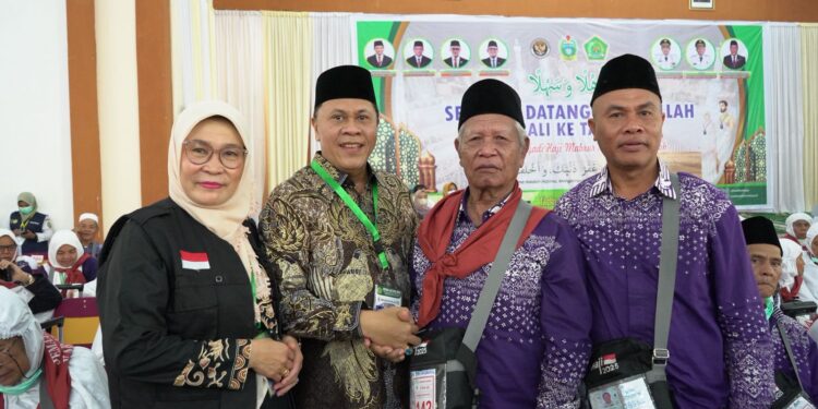 Ketua PPIH dan Wabup Madina Sambut Kedatangan Jemaah Haji Kloter 5 Debarkasi Medan