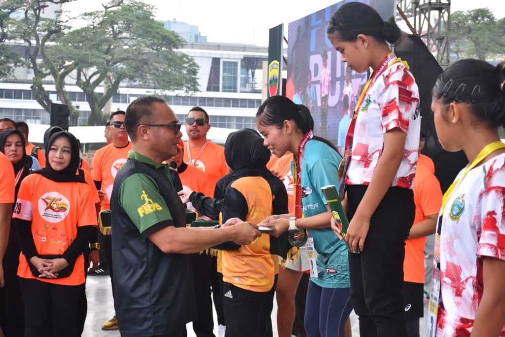 IMG-20250618-WA0007-1024x683 HUT Kodam I BB 10 Ribu Peserta Fun Run  Meriahkan Lapangan Merdeka Medan