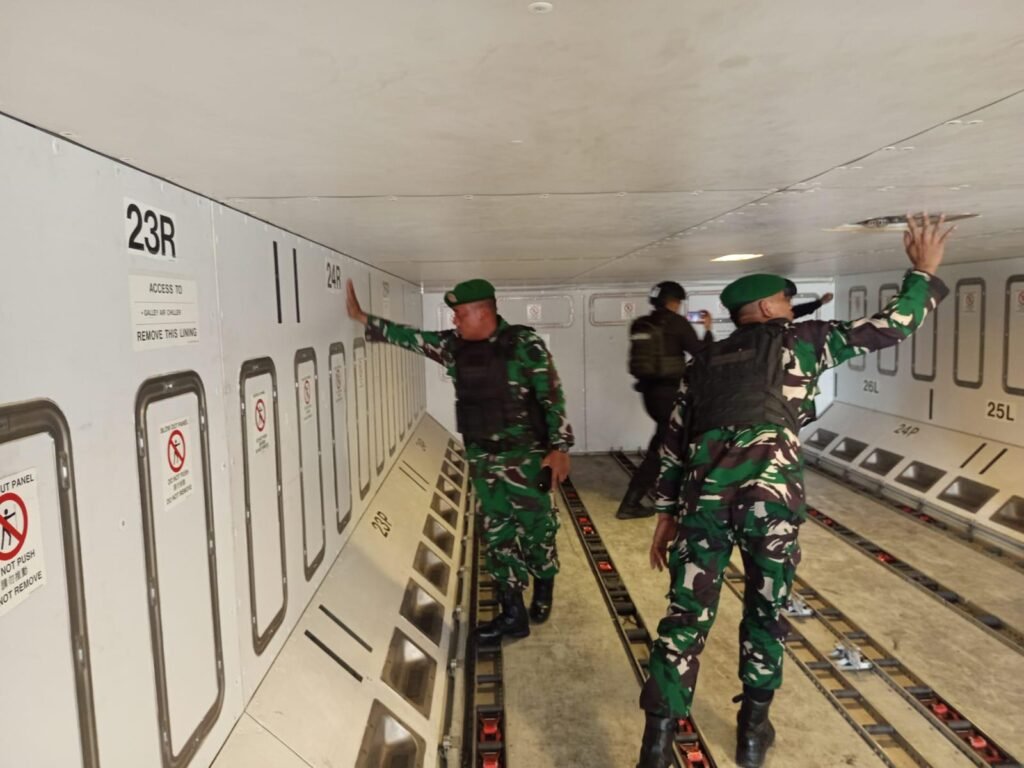 Cegah Ancaman Bom, Tim Jihandak Yonzipur 1/DD Sterilisasi Pesawat Saudi Arabian Airlines SVA 5688 di Bandara Kualanamu