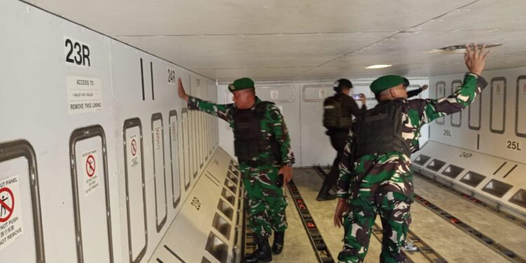 Cegah Ancaman Bom, Tim Jihandak Yonzipur 1/DD Sterilisasi Pesawat Saudi Arabian Airlines SVA 5688 di Bandara Kualanamu