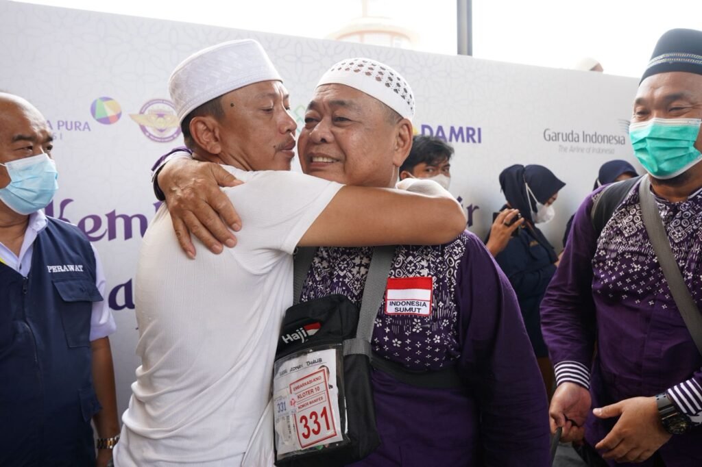 Suasana Haru Sambut Kedatangan Jemaah Haji Kloter 10 Debarkasi Medan