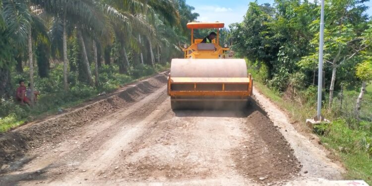 Pengaspalan Ruas Jalan Marek-Pasi Jambu Dilanjutkan