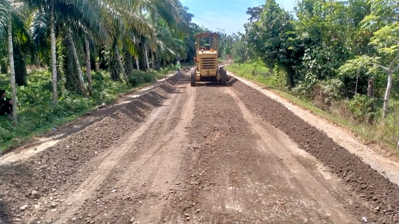 IMG-20250624-WA0036 Pengaspalan Ruas Jalan Marek-Pasi Jambu Dilanjutkan 
