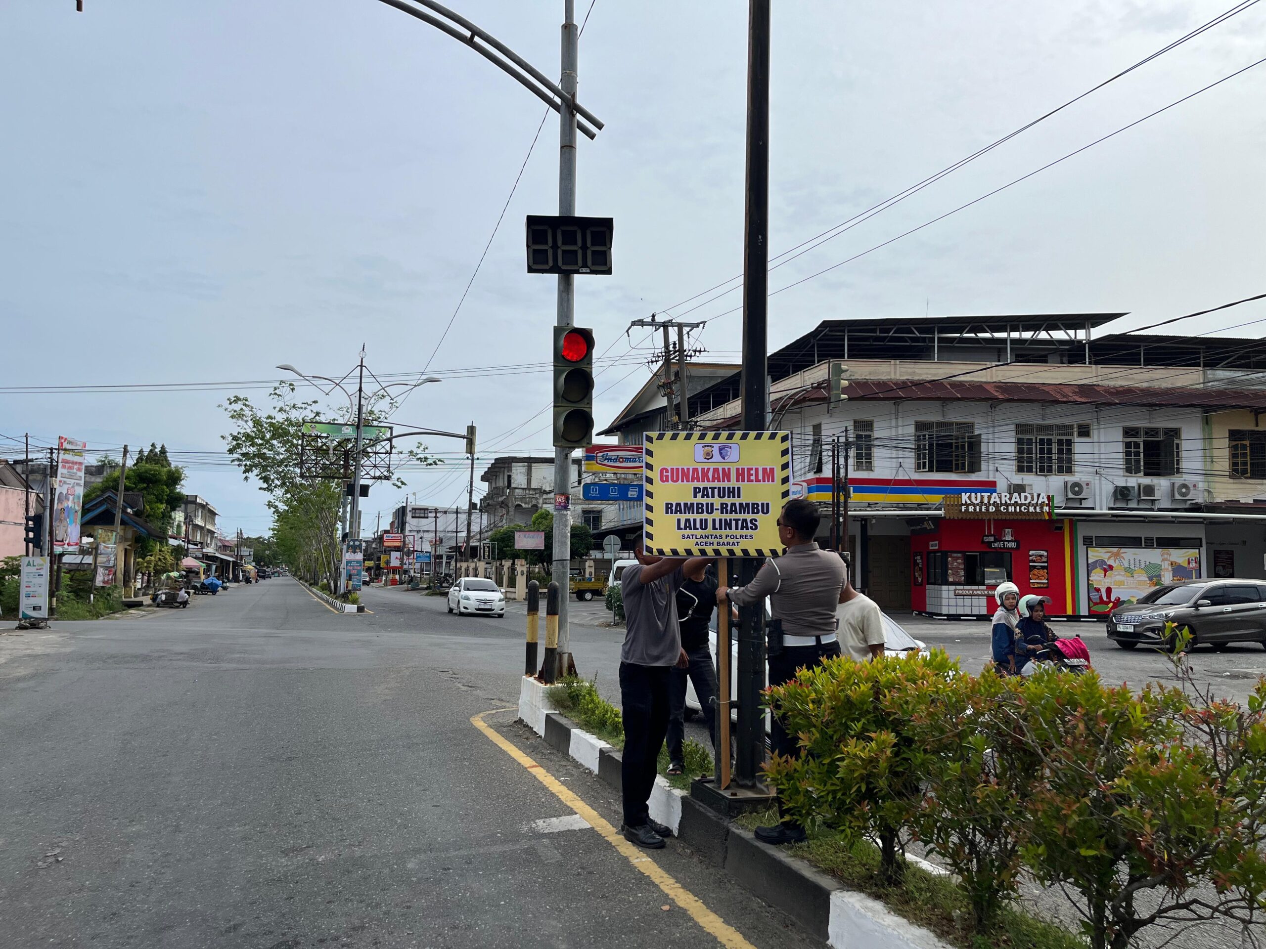 IMG-20250626-WA0061-scaled Satlantas Aceh Barat Pasang Pamplet Himbauan Keselamatan Berlalu Lintas