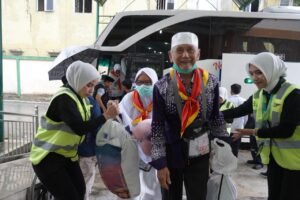 Jemaah Haji Kloter 14 Tiba di Tanah Air, 1 Wafat, 1 Tunda Kepulangan