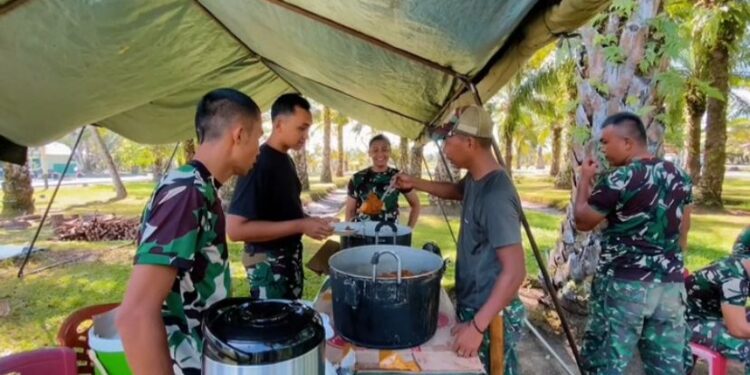 Yonif 115/Macan Leuser Gelar Masak Kuah Beulangong Bersama Warga