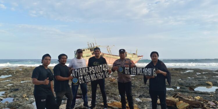 Polres Simeulue Lakukan Pengecekan Kapal Terdampar di Pulau Simeulue Cut