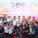 Seluruh tim BTC Polda Aceh berfoto bersama usai memenangkan Turnamen Tenis Kapolda Aceh Cup 2025.