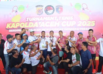 Seluruh tim BTC Polda Aceh berfoto bersama usai memenangkan Turnamen Tenis Kapolda Aceh Cup 2025.