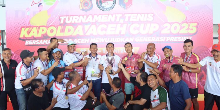 Seluruh tim BTC Polda Aceh berfoto bersama usai memenangkan Turnamen Tenis Kapolda Aceh Cup 2025.