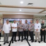 Direktur Utama Perum BULOG Letjen TNI Novi Helmy Prasetya bersama Irwasum Polri Komjen Pol. Prof. Dr. Dedi Prasetyo bersama masing-masing tim berfoto bersama di Kantor Pusat BULOG, Jakarta, Senin (2/6/2025).