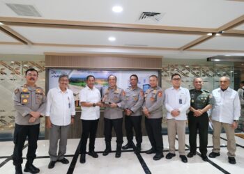 Direktur Utama Perum BULOG Letjen TNI Novi Helmy Prasetya bersama Irwasum Polri Komjen Pol. Prof. Dr. Dedi Prasetyo bersama masing-masing tim berfoto bersama di Kantor Pusat BULOG, Jakarta, Senin (2/6/2025).
