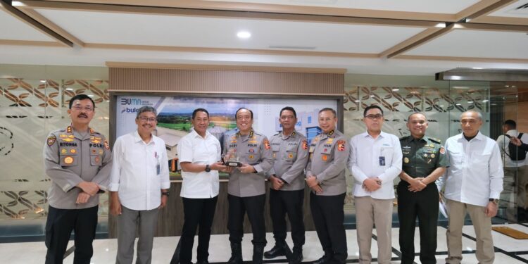 Direktur Utama Perum BULOG Letjen TNI Novi Helmy Prasetya bersama Irwasum Polri Komjen Pol. Prof. Dr. Dedi Prasetyo bersama masing-masing tim berfoto bersama di Kantor Pusat BULOG, Jakarta, Senin (2/6/2025).