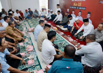 Gubernur Aceh, Muzakir Manaf, menghadiri peringatan Haul ke-15 Wali Nanggroe Aceh, Dr. Teungku Hasan Muhammad di Tiro, M.S., M.A., LL.D., Ph.D, yang berlangsung di Kantor DPP Partai Aceh, Banda Aceh pada Selasa (3/6/2025).