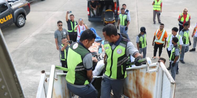 Bripda Josua Ridwan Nainggolan, korban penyerangan KKB di Yahukimo, saat akan dirujuk ke RS Bhayangkara Polri Kramat Jati, Jakarta, untuk perawatan lanjutan pada Selasa (3/6/2025) pukul 13.30 WIT.