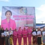 Ketua Bhayangkari Daerah Bengkulu, Ny. Yanti Mardiyono, saat salurkan bantuan kemanusiaan di Perumahan Betungan Rafflesia Asri, Kecamatan Selebar, Kota Bengkulu pada Selasa (3/6/2025).
