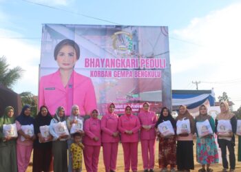 Ketua Bhayangkari Daerah Bengkulu, Ny. Yanti Mardiyono, saat salurkan bantuan kemanusiaan di Perumahan Betungan Rafflesia Asri, Kecamatan Selebar, Kota Bengkulu pada Selasa (3/6/2025).
