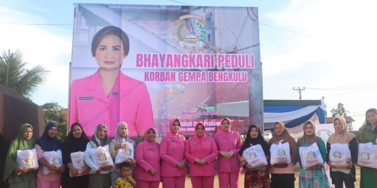 Ketua Bhayangkari Daerah Bengkulu, Ny. Yanti Mardiyono, saat salurkan bantuan kemanusiaan di Perumahan Betungan Rafflesia Asri, Kecamatan Selebar, Kota Bengkulu pada Selasa (3/6/2025).