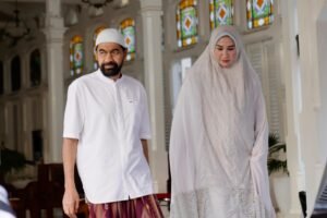 Mualem Salat Idul Adha di Masjid Raya Baiturrahman Bersama Istri