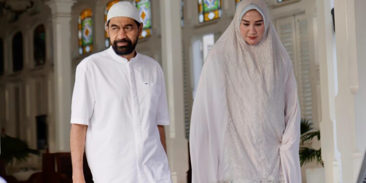 Gubernur Aceh Muzakir Manaf beserta istri menunaikan shalat Idul Adha 1446 H di Masjid Raya Baiturrahman, Banda Aceh, pada 6 Juni 2025.