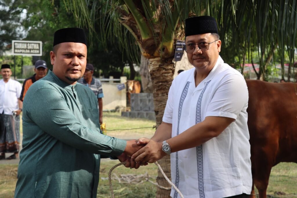 Hari Raya Iduladha 1446 H, Kapolda Aceh Serahkan Hewan Kurban untuk Masyarakat