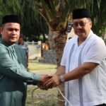 Kapolda Aceh Irjen Pol Dr. Achmad Kartiko menyerahkan secara simbolis hewan kurban kepada masyarakat di Lapangan Ditreskrimum Polda Aceh, Jumat (6/6/2025).