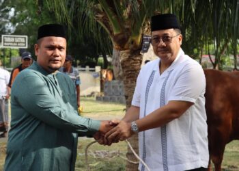 Kapolda Aceh Irjen Pol Dr. Achmad Kartiko menyerahkan secara simbolis hewan kurban kepada masyarakat di Lapangan Ditreskrimum Polda Aceh, Jumat (6/6/2025).