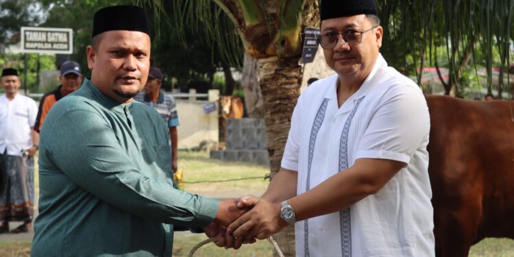 Kapolda Aceh Irjen Pol Dr. Achmad Kartiko menyerahkan secara simbolis hewan kurban kepada masyarakat di Lapangan Ditreskrimum Polda Aceh, Jumat (6/6/2025).