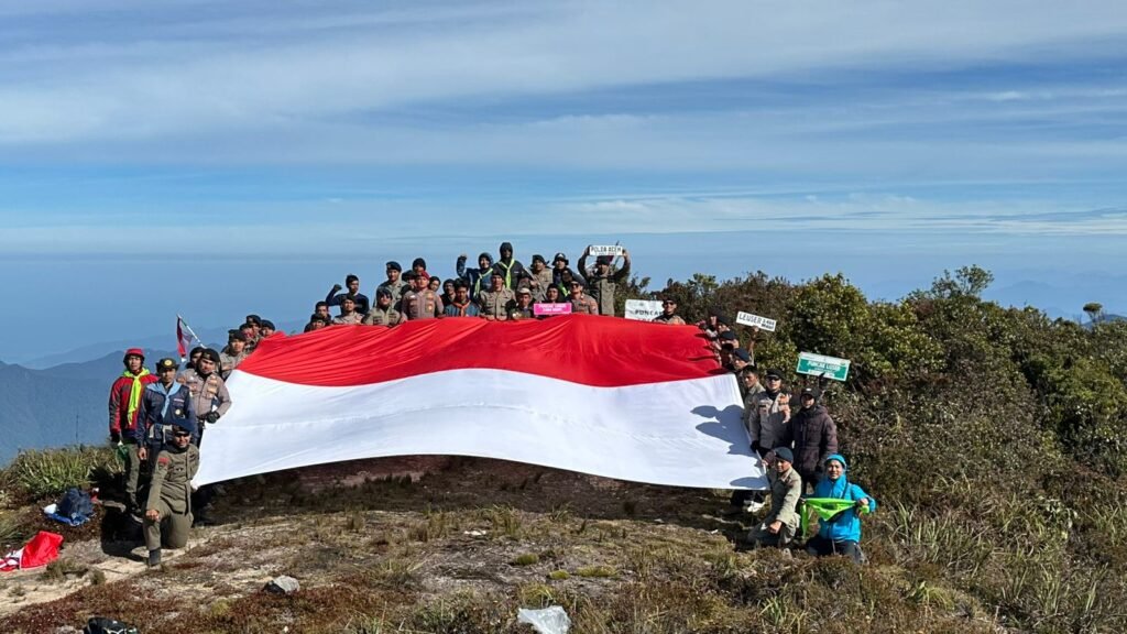 Tim Ekspedisi Hari Bhayangkara Bentangkan Bendera Merah Putih di Puncak Gunung Leuser