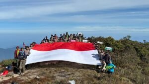 Tim Ekspedisi Hari Bhayangkara Bentangkan Bendera Merah Putih di Puncak Gunung Leuser