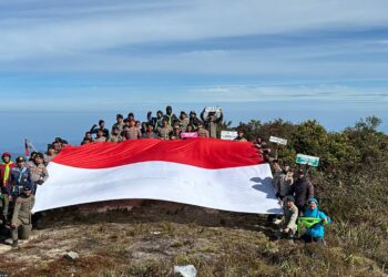 Tim Ekspedisi Hari Bhayangkara Bentangkan Bendera Merah Putih di Puncak Gunung Leuser