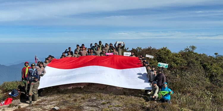 Tim Ekspedisi Hari Bhayangkara Bentangkan Bendera Merah Putih di Puncak Gunung Leuser