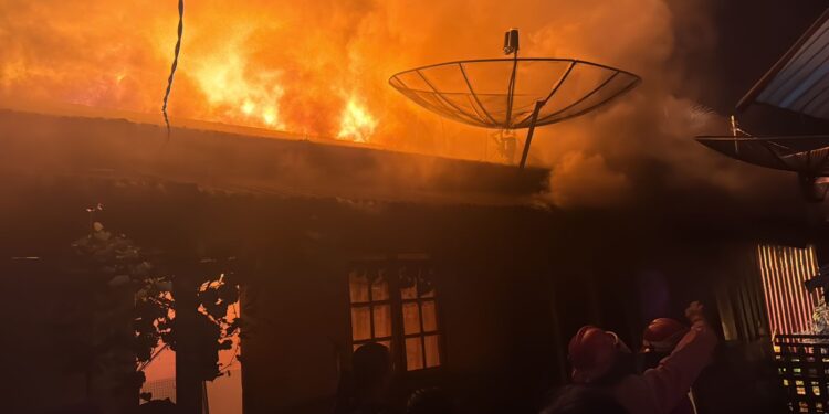 Kebakaran Hanguskan Enam Rumah di Simeulue Timur, Belasan Rumah Terdampak