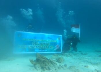 Peringati Hari Bhayangkara ke-79, Ditpolairud Polda Aceh Kibarkan Merah Putih di Dasar Laut Sabang