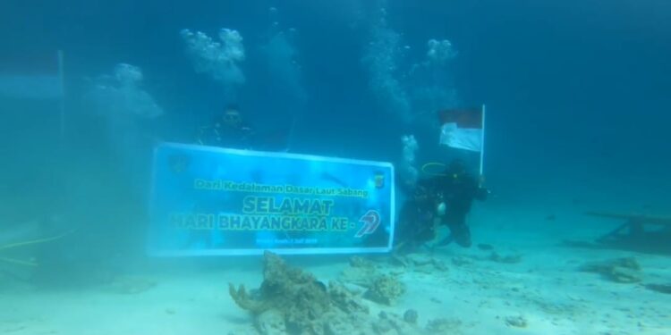 Peringati Hari Bhayangkara ke-79, Ditpolairud Polda Aceh Kibarkan Merah Putih di Dasar Laut Sabang