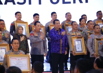 Kapolri Berikan Penghargaan Pembangunan Zona Integritas WBK Kepada Divisi Humas Polri