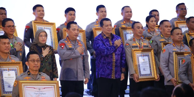 Kapolri Berikan Penghargaan Pembangunan Zona Integritas WBK Kepada Divisi Humas Polri