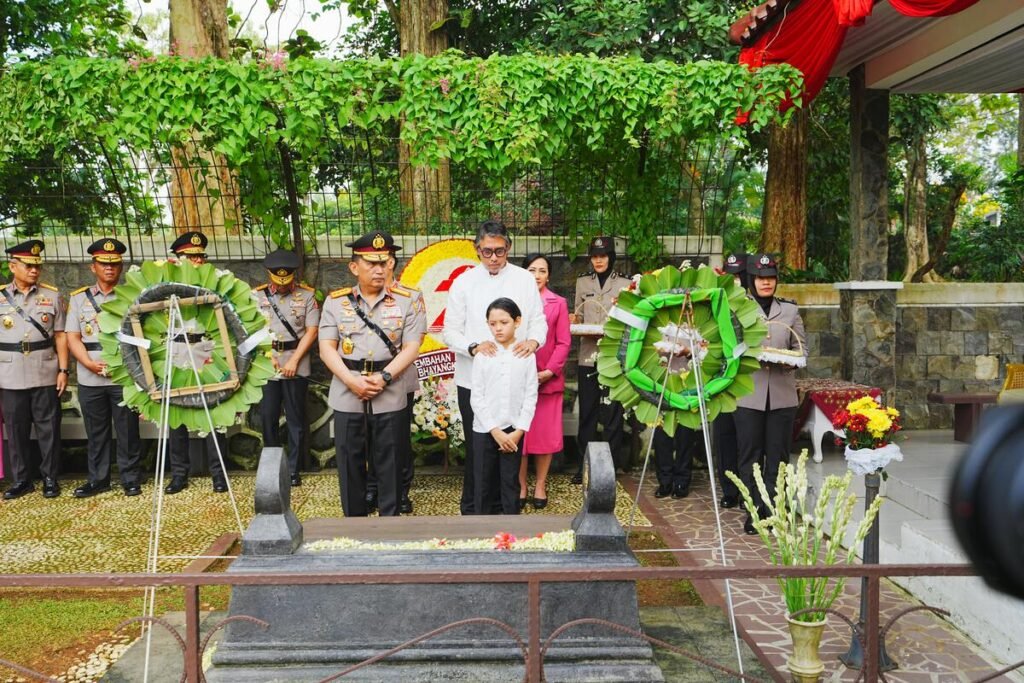 Jelang Hari Bhayangkara, Kapolri Ziarah ke Makam BJ Habibie hingga Hoegeng